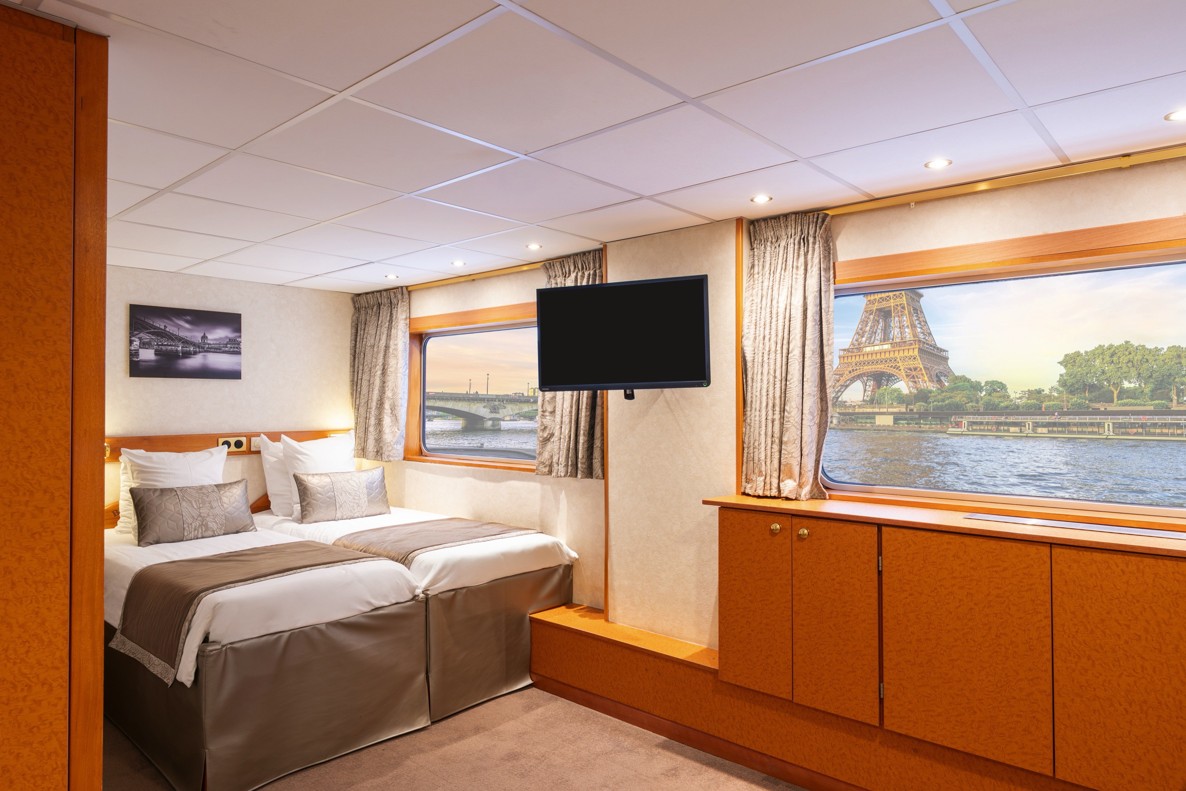 Main Deck 2 Single Beds Suite Cat B